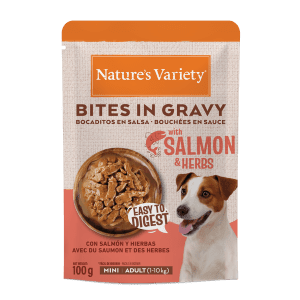 NATURE´S VARIETY DOG BOCADOS EN SALSA CON SALMÓN Y HIERBAS 100GR